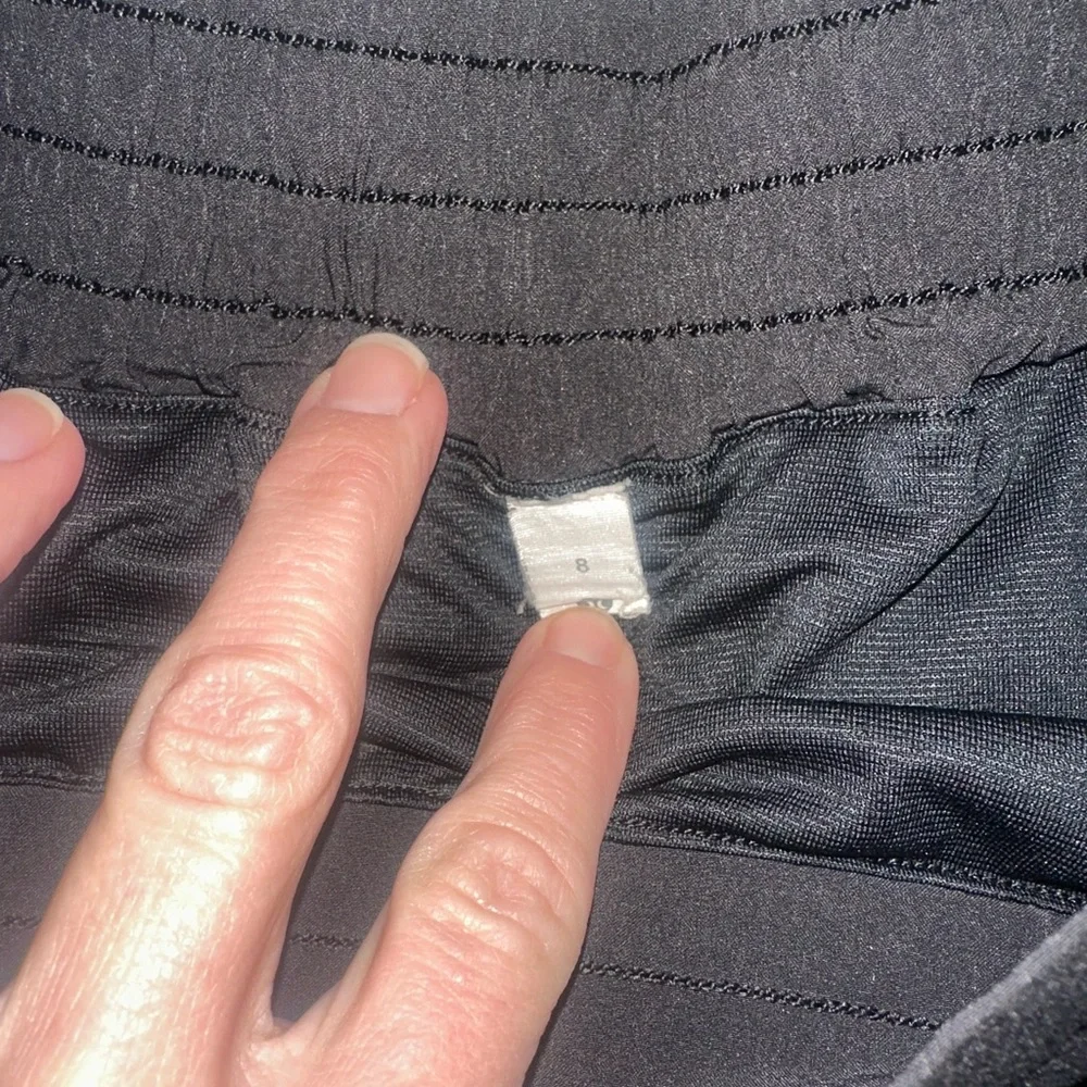 Women's Black lululemon hotty hot 4 inch high rise size 8 - Picture 2 of 2